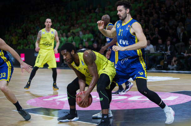 而应关注球 而应关注球